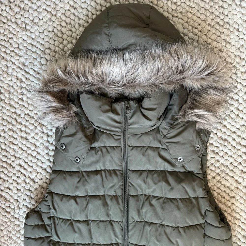 H&M Puffer Vest with Faux Fur Hood - Picture 5 of 7
